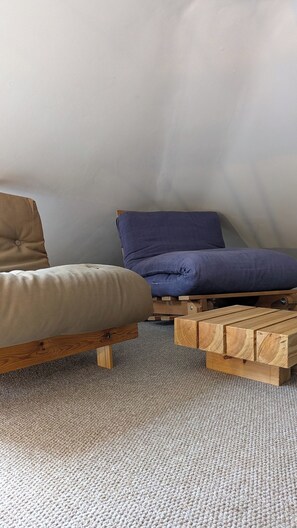 A room with a sofa and a wooden coffee table. - Family stay near beach - Outdoor tub - Sleeps 6 (Bournemouth)