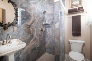Bathroom - Boutique Hotel Suite for Two in the Historic Oroville Inn (Oroville)