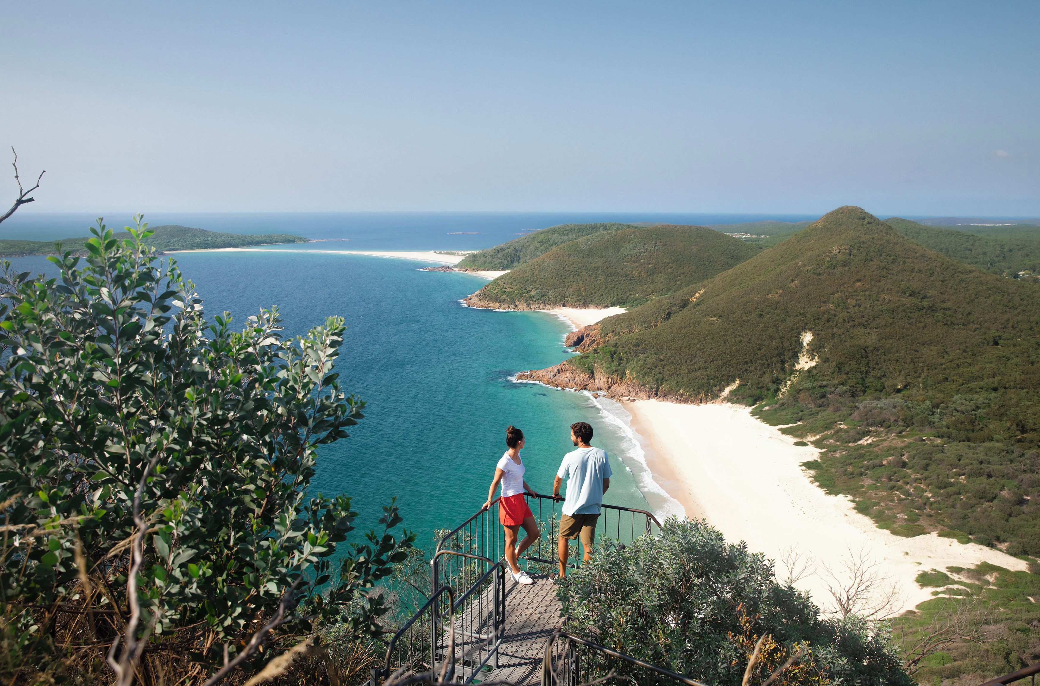Un paisaje costero con playa y colinas.