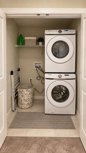 Interior - Modern 3BR/2.5BA Home | Free Parking, WiFi, Full Kitchen, Laundry & Deck (Regina)