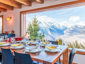 Ein Esstisch für sechs Personen mit Blick auf die Berge.