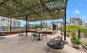 Outdoor dining - Studio in Condo. w/ Pool and City View Cob0708 (São Paulo)