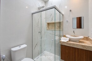 Bathroom - Apt. in Condo. w/ Pool in Porto Seg. Cue0345 (Porto Seguro)