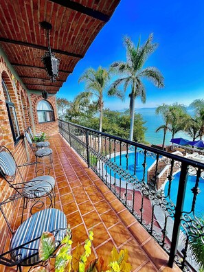 A balcony with a pool, outdoor seating, and a view of the sea. - New Listing (San Juan Tecomatlan)