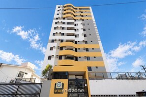 A multi-story building with a modern design, featuring balconies and air conditioning units. - Apt. in Condo. w/ Pool in Poco Lsr0102 (Maceió)