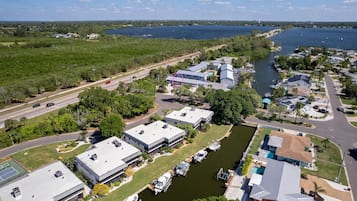 Un quartier résidentiel comprenant un port de plaisance, des maisons et une route.