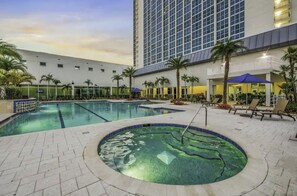 Pool - Cozy 1-bedroom condo downtown Fort Myers overlooking the Caloosahatchee River. (Fort Myers)