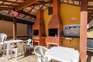 An outdoor patio with a brick oven and tables. - House in Condo. w/ Pool and BBQ Pfo0001 (Cabo Frio)