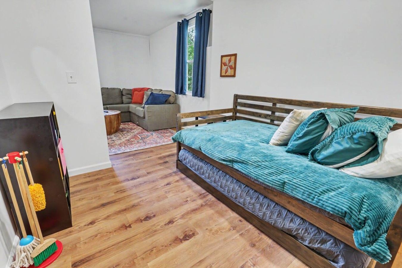 Ein Schlafzimmer mit einem Holzbett, einer Couch und einem kleinen Tisch.