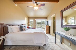 A bedroom with a bed, a ceiling fan, a television, and a large mirror. - The Otter House - Tumalo Steps To River, Fire Pit, Games (Bend)