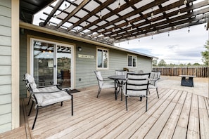 Outdoor dining - The Otter House - Tumalo Steps To River, Fire Pit, Games (Bend)
