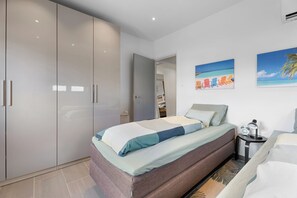 Room - Modern Three Bedroom Villa in Noord (Boegoeroei)