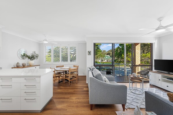 Living area - Sanctuary Court 4 Retreat in Currumbin Beach (Currumbin)