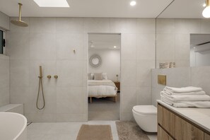 A modern bathroom with a shower, toilet, and sink. - Little Waves Tugun Beach Retreat (Tugun)