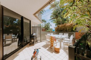 Outdoor dining - The Rocks Resort GI Currumbin Escape (Currumbin)
