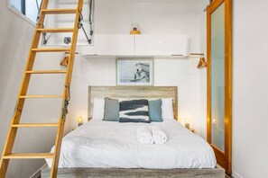 Room - Daybreak Loft at Currumbin Beach with Views (Currumbin)