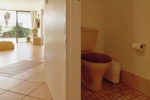 Bathroom - Golden Era - Tugun Beachfront (Tugun)