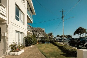 Property grounds - White Dolphin 7 Beachfront Currumbin Apartment (Currumbin)