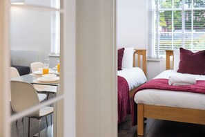 Room - Contemporary 3BR | Near City Centre | FREE Parking (Reading)