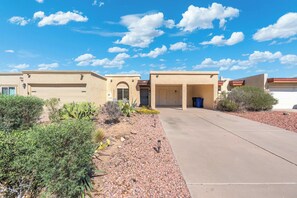 A residential area with multiple houses, a clear sky, and a well-maintained garden with cacti and shrubs. - Charming Oxford 2BR Pool & Vacation Stay (Tempe)