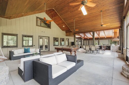 Private 10-Acre Ranch Retreat — Sauna & Hot Tub