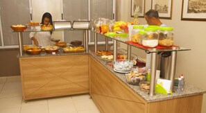 Un aparador ben carregat amb diferents aliments i recipients.