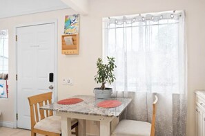Dining - Ocean Beach Getaway-Private Fenced Yard-Walk to Beach-Fire Pit (San Diego)