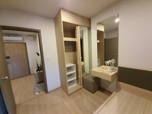 A modern bathroom with a vanity, mirror, and storage cabinets. - 10 minutes to BTS bangna and river near true digital park and bitec 3 pools 2 gy (Krung Thep Maha Nakhon)
