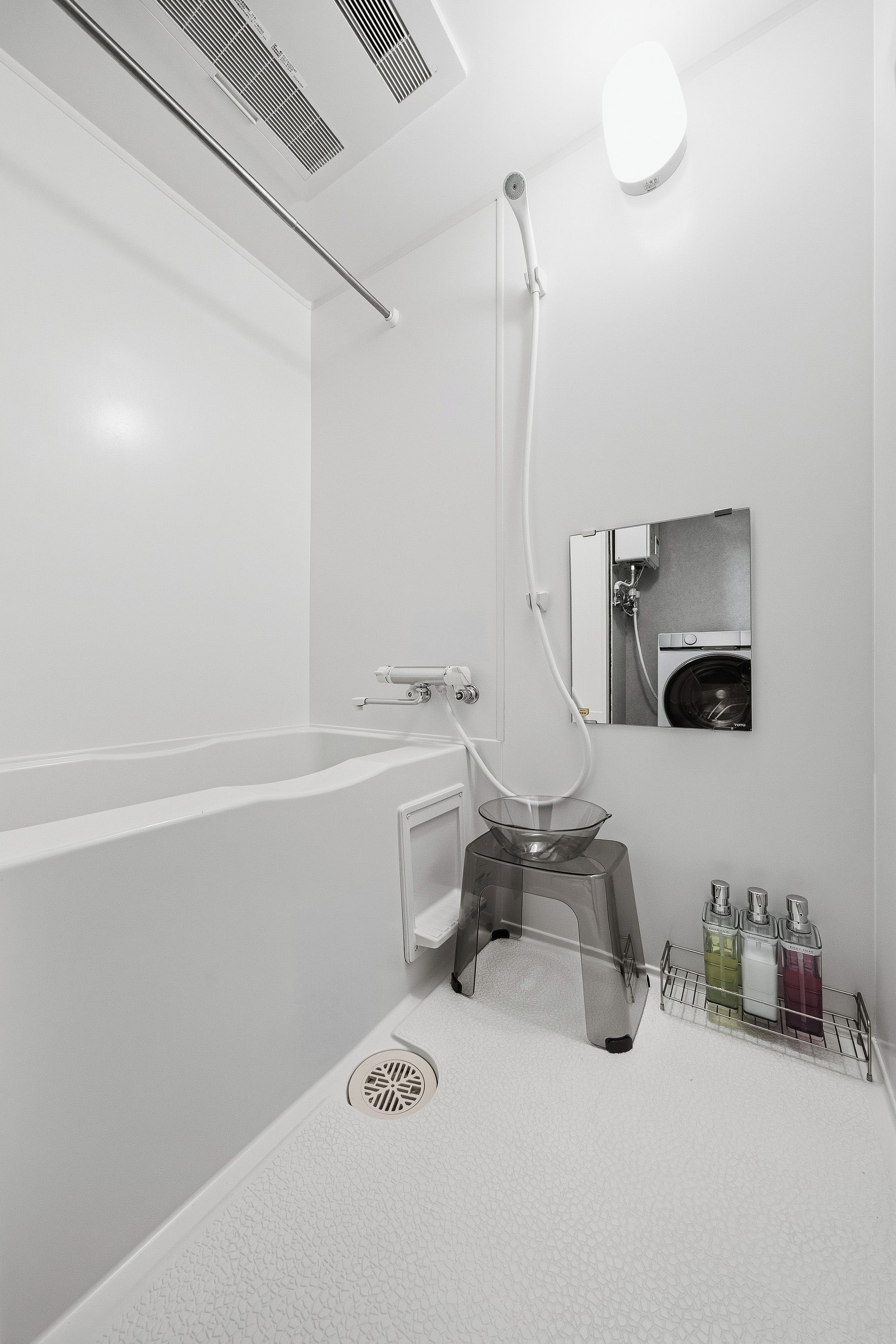 Un baño moderno con bañera, ducha, inodoro y lavamanos.