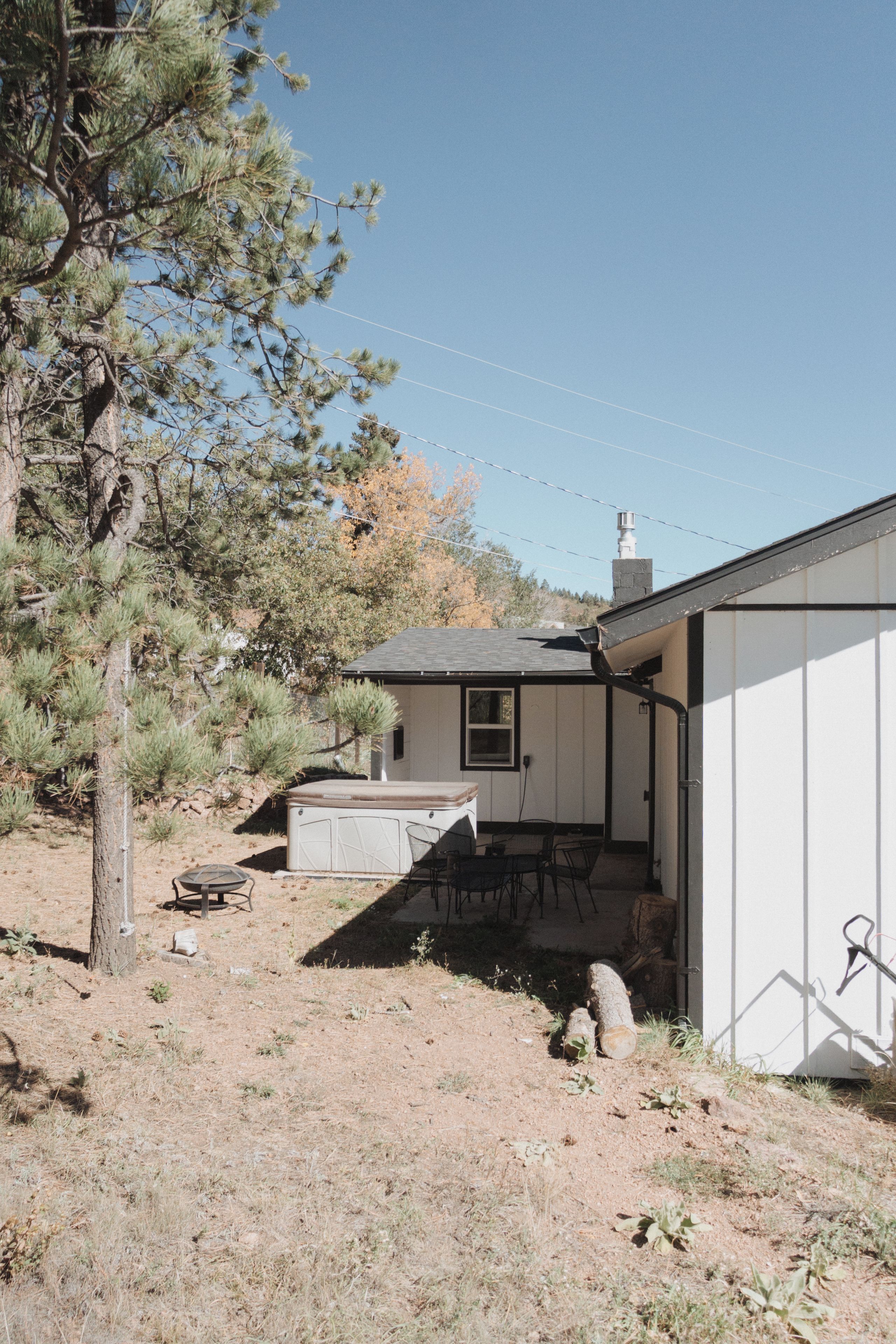Un immobile residenziale con garage separato, vasca idromassaggio e zona patio.