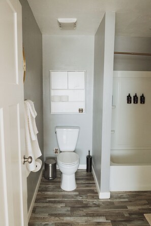 Ein Badezimmer mit Toilette, Dusche und Waschbecken.