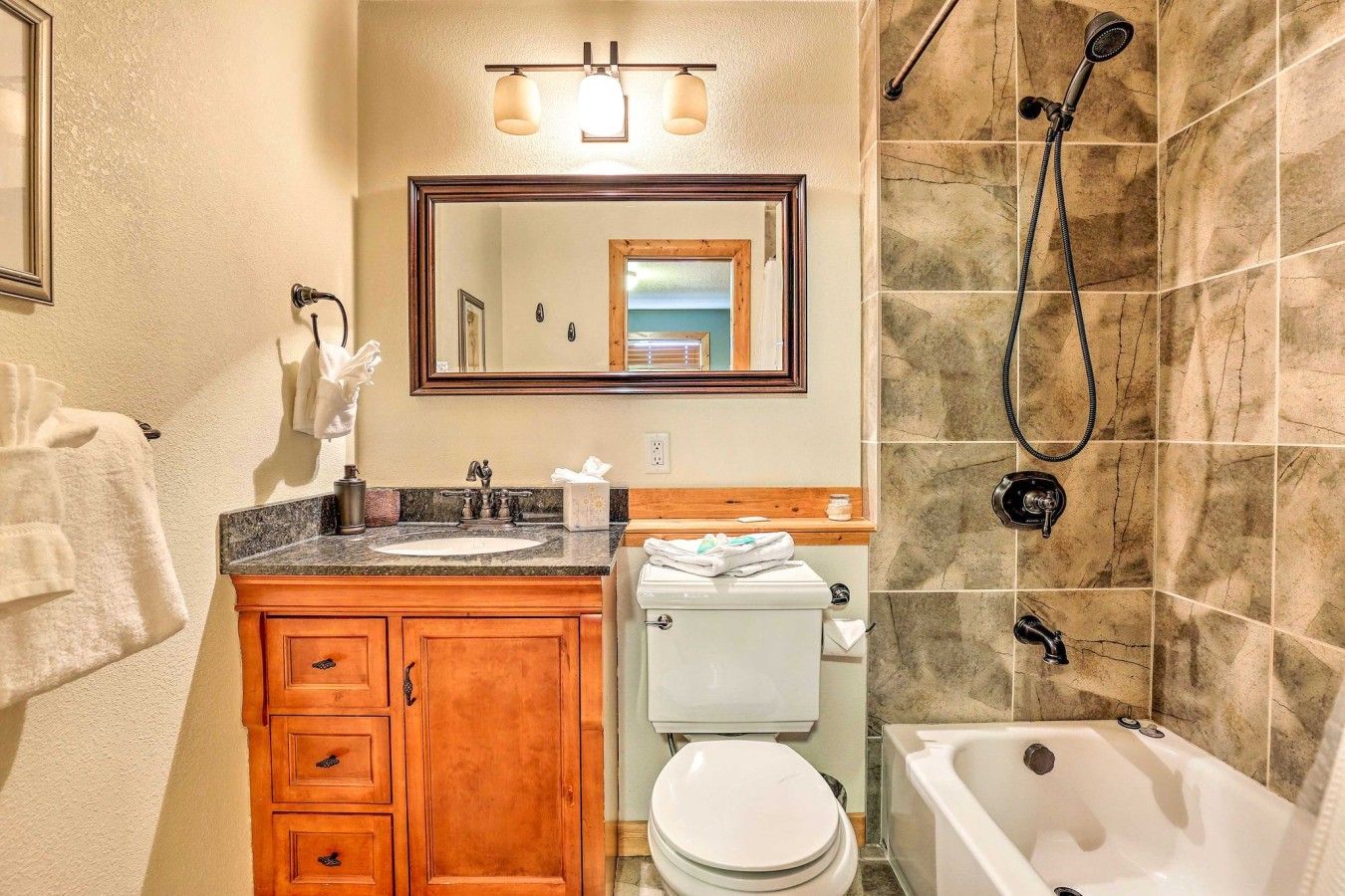 Une salle de bain avec un lavabo, des toilettes et une baignoire.