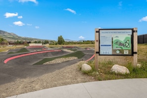 Un panneau indiquant les règles du parc et délimitant la zone du parcours de vélos de BMX.