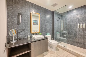 Bathroom - 🌅 Rainey Street Retreat | Lake Views, Rooftop Pool & 31st Floor Skyline 🎸 (Austin)