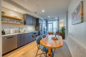 Private kitchen - 🌅 Rainey Street Retreat | Lake Views, Rooftop Pool & 31st Floor Skyline 🎸 (Austin)