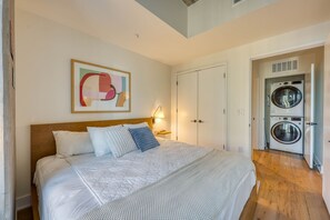 Room - 🌅 Rainey Street Retreat | Lake Views, Rooftop Pool & 31st Floor Skyline 🎸 (Austin)