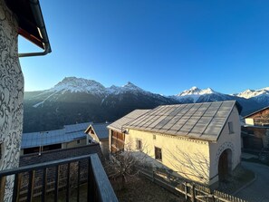 Eine Berglandschaft mit schneebedeckten Gipfeln und blauem Himmel.
