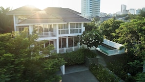 A multi-story residential building with a balcony and a swimming pool. - Koaniva Premier Village Danang (Ngu Hanh Son)