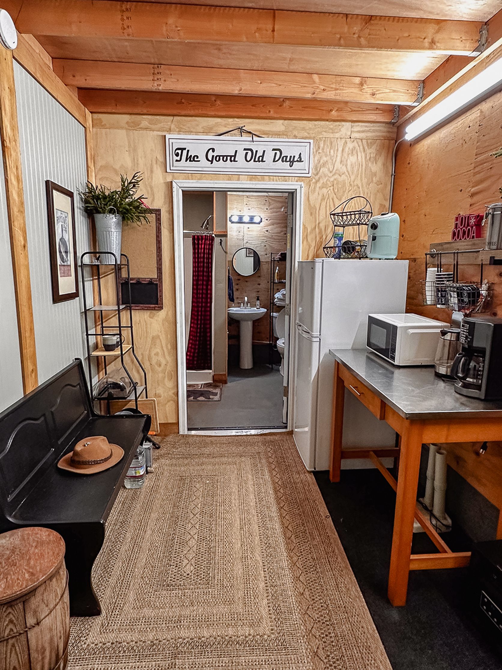 Une petite cuisine équipée d’un four à micro-ondes, d’un évier et d’une pancarte sur laquelle on peut lire : « Le bon vieux temps ».