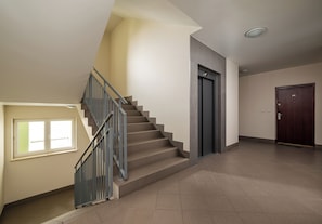 Interior moderno com escada, porta e janela.