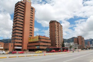 Un edificio de varios pisos con un letrero llamativo que anuncia una rebaja.