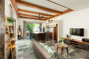 Ein modernes Wohnzimmer mit einer Couch, einem Essbereich und einer Küche.