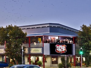 Un hotel con balcón y un letrero que dice 'Union Jack Hotel'.