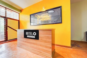 En hotellreception med en skylt som visar att den bemannas av företagets personal.