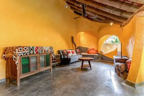 Ein gemütliches Interieur mit einer Couch, einem kleinen Tisch und einem Schrank.