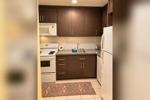 Private kitchen - Hidden Gem! Stylish 2BR Minutes from Dublin (Dublin)
