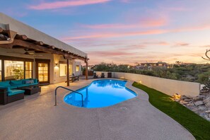 A pool area with a built-in hot tub, outdoor seating, and a view of the surrounding landscape. - Desert Hilltop Oasis in Foothills Epic (Tucson)