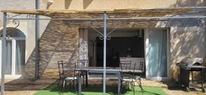 Outdoor dining - New Listing (Flaviac)