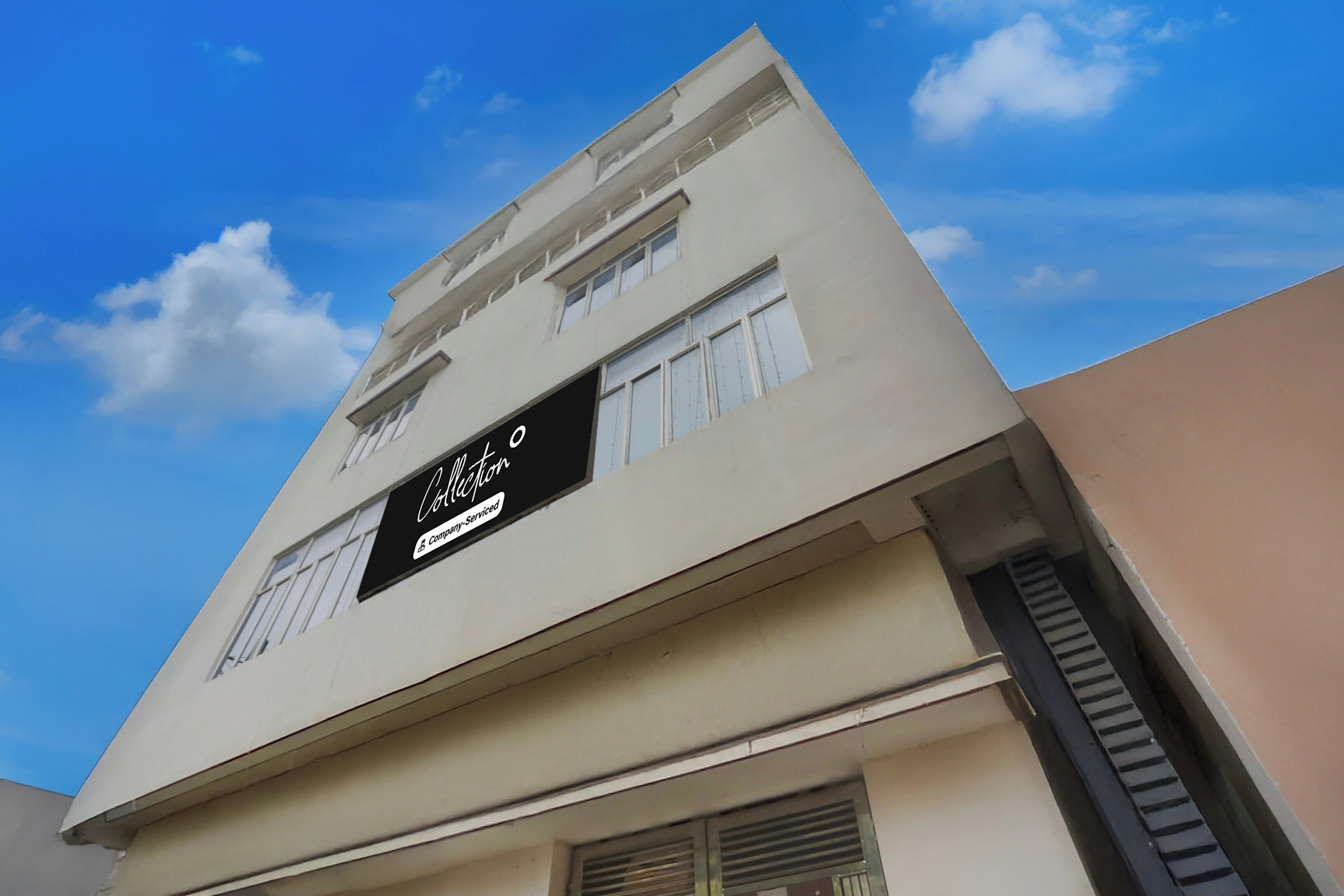 Un edificio con un cartel que dice 'Collection Company Serviced'.