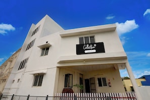 Un bâtiment moderne, sur lequel on peut lire une enseigne indiquant qu’il s’agit d’un point de collecte géré par une entreprise.